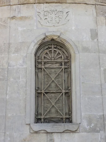 拱形教堂窗户与美丽的光栅 — 图库照片