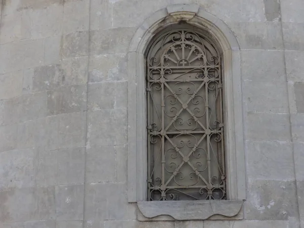 Okno Archových Církví Krásným Gratováním — Stock fotografie