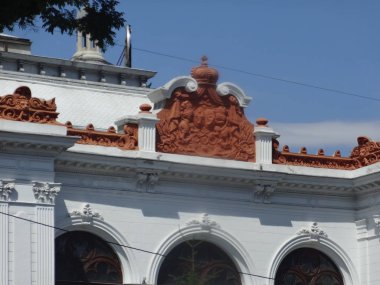 Geleneksel süsler ile Romen Binası