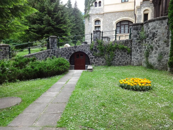 Zahradní Stezka Hradě Peles Rumunsko — Stock fotografie