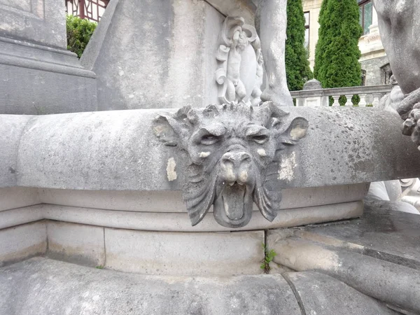 罗马尼亚贝利城堡狮头石像 — 图库照片