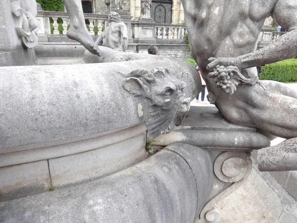 Estátua Pedra Cabeça Leão Castelo Peles Roménia — Fotografia de Stock