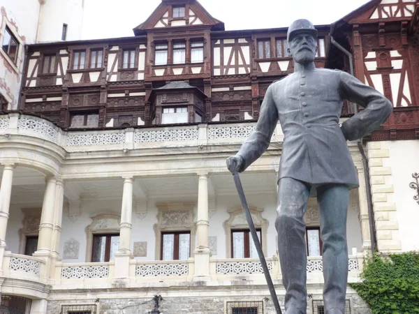 Estatua Piedra Hombre Frente Castillo Peles Rumania —  Fotos de Stock
