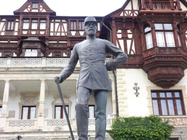 Statue Pierre Homme Devant Château Peles Roumanie — Photo