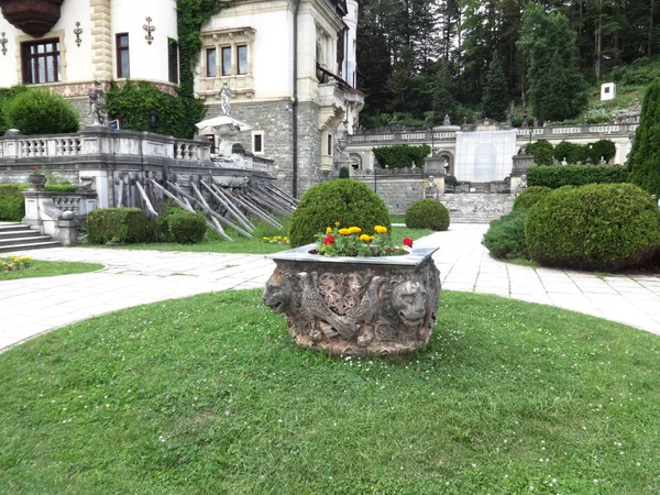 Pot Fleurs Pierre Avec Têtes Lion Château Peles Roumanie — Photo