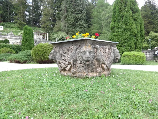 Vaso Fiori Pietra Con Teste Leone Castello Peles Romania — Foto Stock