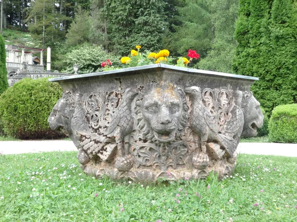 Peles ルーマニアでライオンの頭を持つ石植木鉢 — ストック写真