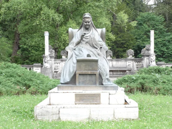 Statue Pierre Femme Dans Jardin Château Peles Roumanie — Photo