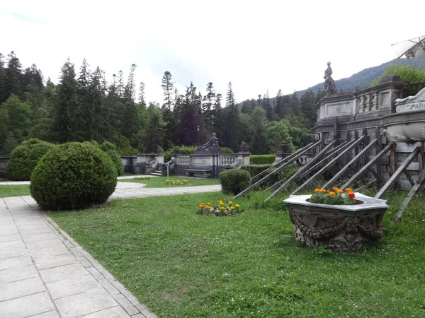 ペレシュ城の庭 ルーマニア — ストック写真