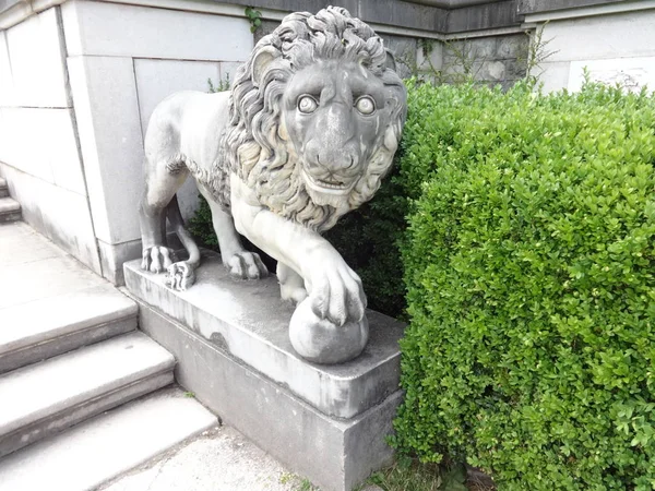 Statue Pierre Lion Château Peles Roumanie — Photo