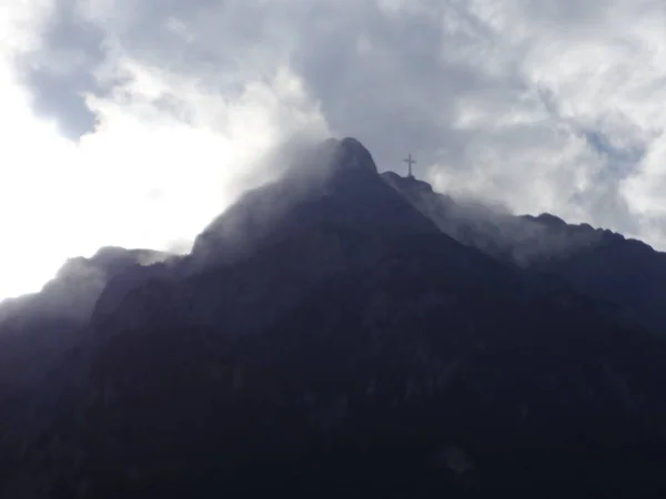 Kreuz Auf Dem Gipfel Eines Berges — Stockfoto