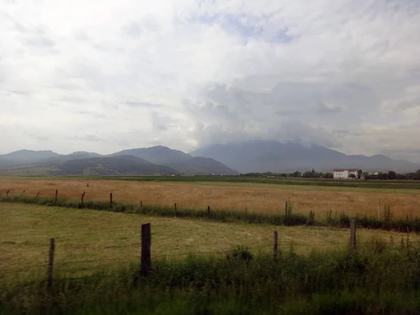 Grüne Landschaft Und Ein Berg Rumänien — Stockfoto