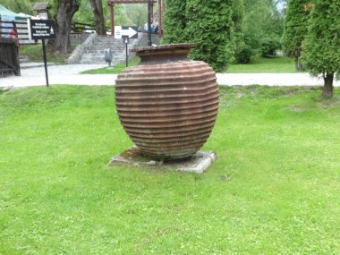 Yeşil bahçe ve bir kavanoz