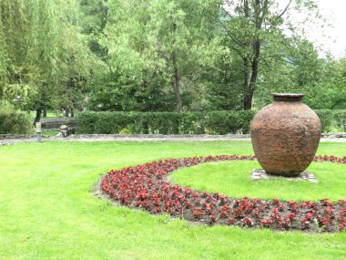 Yeşil bahçe ve bir kavanoz