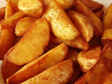 lezzetli kızarmış patates plaka üzerinde