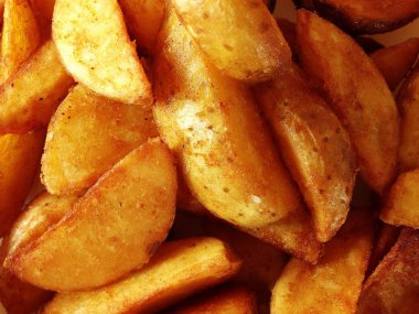 lezzetli kızarmış patates plaka üzerinde
