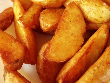 lezzetli kızarmış patates plaka üzerinde
