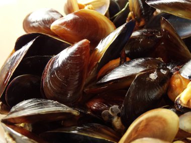 Sıcak haşlanmış midye bölümünü