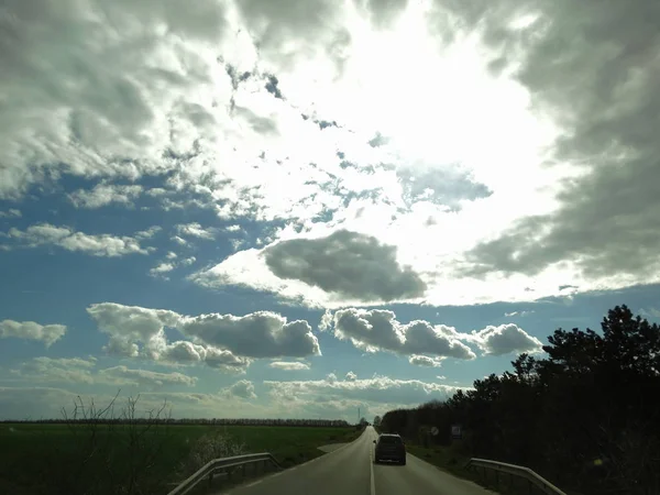 Яркие Белые Облака Небе — стоковое фото