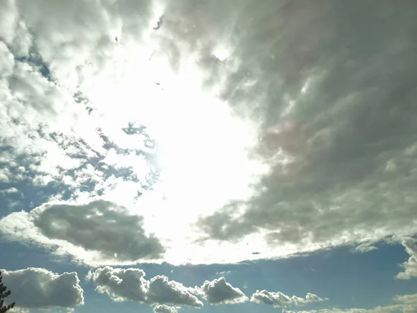 Strahlend Weiße Wolken Himmel — Stockfoto