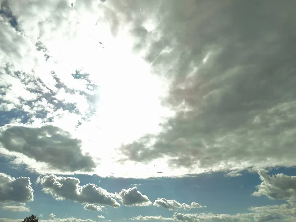 Strahlend Weiße Wolken Himmel — Stockfoto