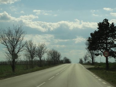 Bulutlu gökyüzü ile boş yol görünümü 