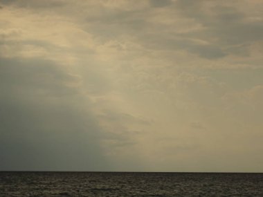 Bulutların arasından düşen güneş ışınları