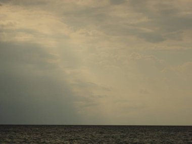 Bulutların arasından düşen güneş ışınları