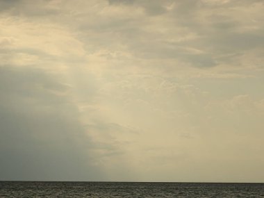 Bulutların arasından düşen güneş ışınları