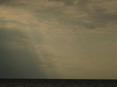 Bulutların arasından düşen güneş ışınları