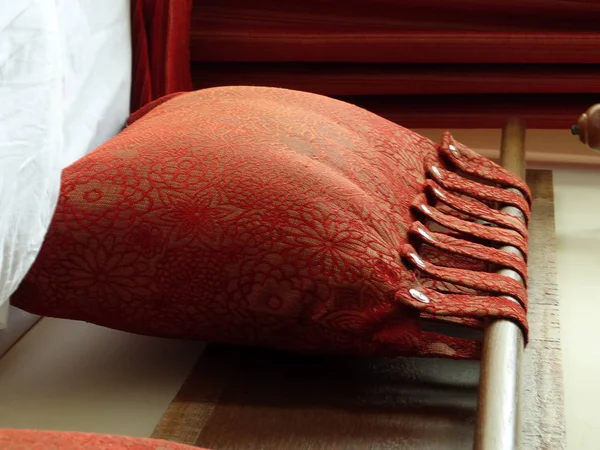 Красная Винтажная Подушка — стоковое фото