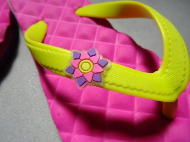 Pembe Kızın Parmak Arası Terlikleri