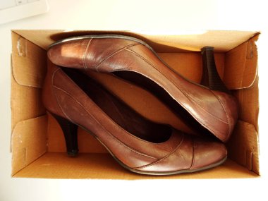 Kahverengi Yüksek Topuk Ayakkabı bir Kutu içinde