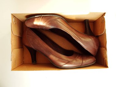 Kahverengi Yüksek Topuk Ayakkabı bir Kutu içinde