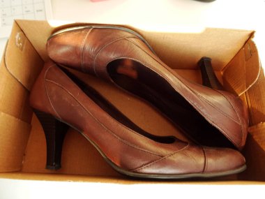 Kahverengi Yüksek Topuk Ayakkabı bir Kutu içinde