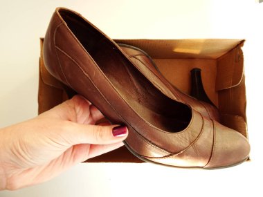 kahverengi yüksek topuk ayakkabı