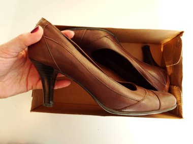 kahverengi yüksek topuk ayakkabı