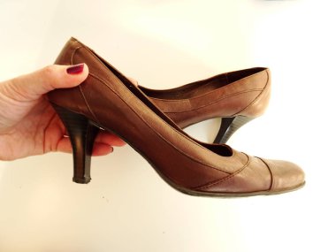 kahverengi yüksek topuk ayakkabı