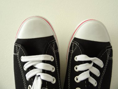 Siyah ve beyaz kadın Keds