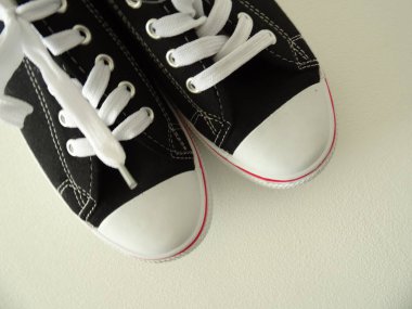 Siyah ve beyaz kadın Keds