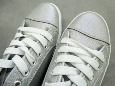 Gümüş kadın spor ayakkabıları