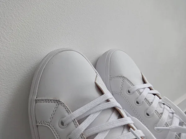 Beyaz Arka Planda Beyaz Kadın Spor Ayakkabıları — Stok fotoğraf