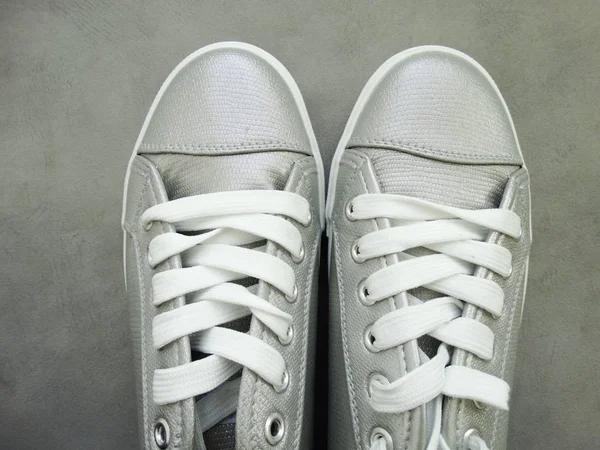 Gümüş Kadın Spor Ayakkabıları — Stok fotoğraf