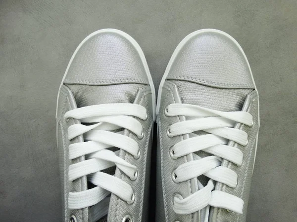 Gümüş Kadın Spor Ayakkabıları — Stok fotoğraf