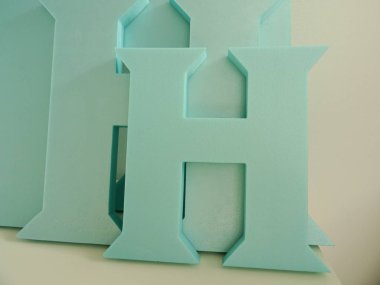 Çeşitli yükseklikte 3D H harfler