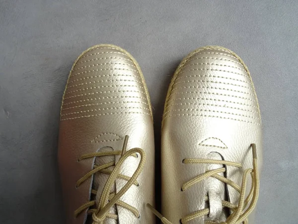 黄金中性鞋的细节视图 — 图库照片