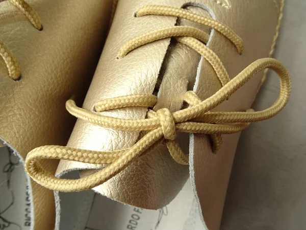 Golden Unisex Ayakkabı Detay Görünümü — Stok fotoğraf