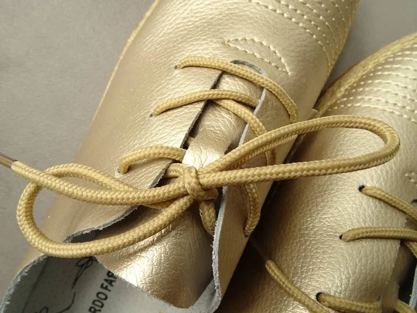 Vista Detalhada Golden Unisex Shoes — Fotografia de Stock
