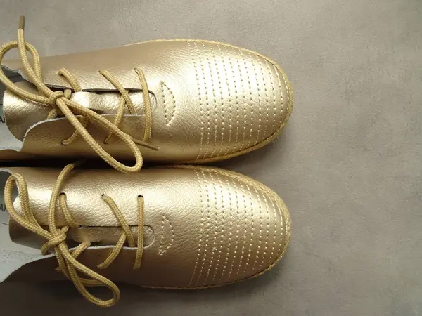 Vista Detalhada Golden Unisex Shoes — Fotografia de Stock