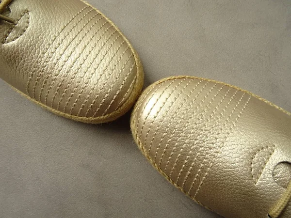 Golden Unisex Ayakkabı Detay Görünümü — Stok fotoğraf
